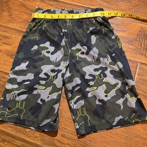Boy’s Size 7 Camoflauge Active Short - Picture 1 of 3