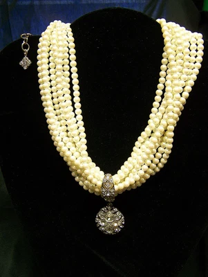 COLLAR GARGANTILLA GIVENCHY 9 HEBRAS PERLAS DE IMITACIÓN CON COLGANTE DE CRISTAL Foto 1 de 4