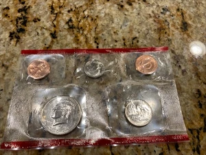 1999 D 5 Coins in Mint Cello from 1999 Mint set 50 10 5 and 1 cents coin - Picture 1 of 3