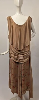VESTIDO FLAPPER AÑOS 20 SEDA TOSTADA TERCIOPELO DRAPEADO CINTURA CON FALDA FLORAL PINTADA A MANO Foto 1 de 4