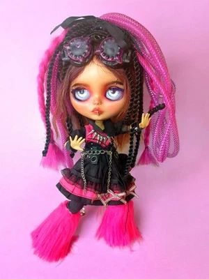 Muñeca Blythe personalizada Cyber Goth única en su clase: con mohair y soporte de madera Foto 1 de 4