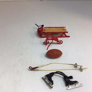 Puppenhaus Miniaturen,Sportsache, Schlittschuhe, Skistöcke, Trike, Fußball, Schlitten - Bild 1 von 7