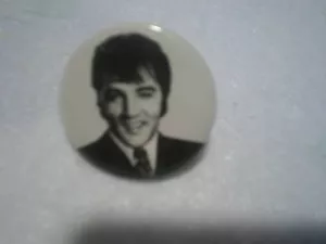 PULSANTE PINBACK ELVIS PRESLEY 1985 1/2",rock n' roll king - Foto 1 di 2
