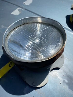 Правосторонняя фара BMW E10 2002tii Hella h4 1r7/r20 1600 - Изображение 1 из 4