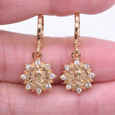 Pendientes colgantes de topacio verde de topacio verde de oro amarillo de 18 quilates con flores de fantasía Virgen María Foto 1 de 4