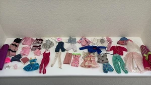 Lotto 33 Barbie vintage anni 60 etichettate e senza etichetta abbigliamento pezzi accessori - Foto 1 di 23