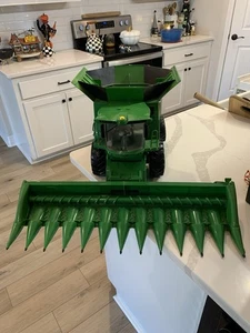 John Deere ERTL S670 Combine 24x12x12 12 Row Corn Header Working Lights / Sounds - Picture 1 of 17