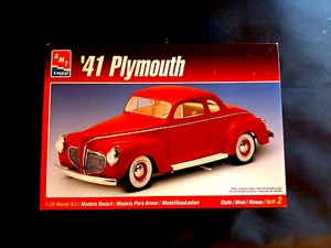 Model Kit 1941 Plymouth 2n1 AMT 1:25 - Picture 1 of 4