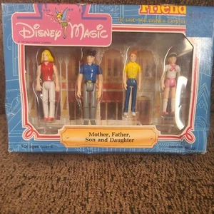 Disney Magic Town Square Friends Family figures, no. 60302  - Picture 1 of 4