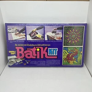 Vintage Crayola Craft Batik Kit SIGILLATO RARO dipinto su stoffa con cera calda - Foto 1 di 16