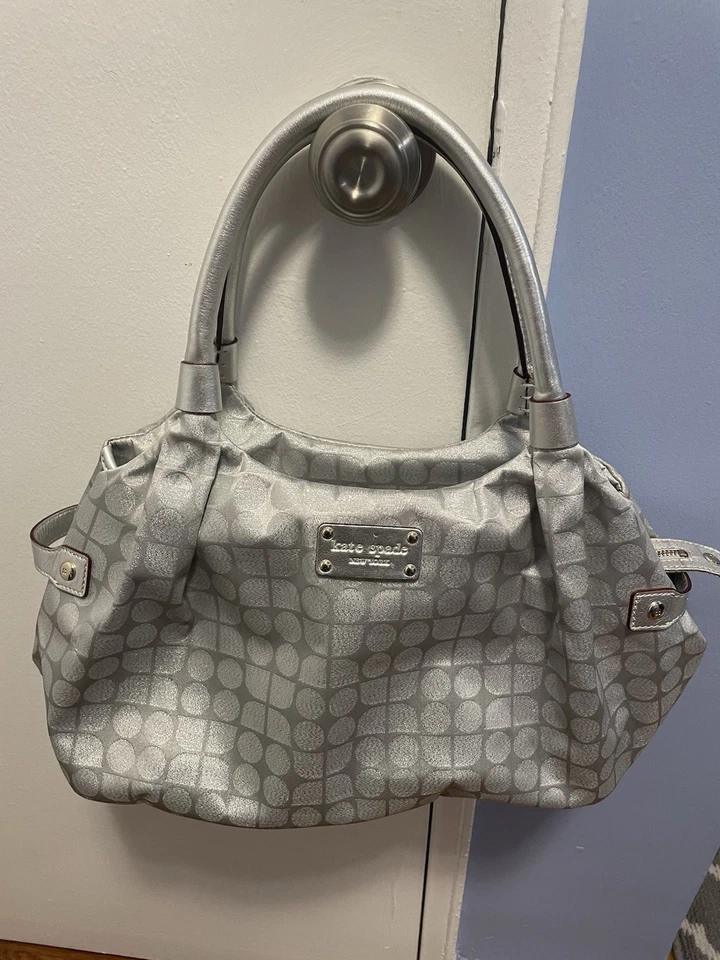 Bolso de Hombro Kate Spade Plateado Interior Lunares Negro Blanco Excelente Foto 1 de 4