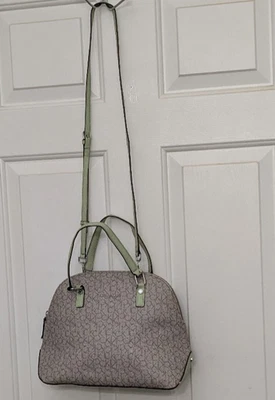 Cartera redonda para mujer Calvin Klein/bolso de mano de hombro bolsa con logotipo beige/verde. Foto 1 de 4