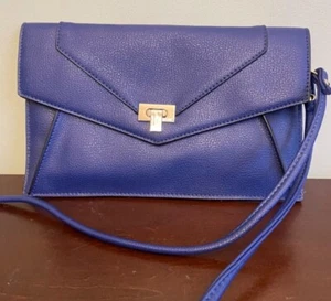 Bolso sin asas Mellie Bianco de cuero azul tipo plata herrajes y cadena - Imagen 1 de 6