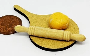 Casa de Muñecas Madera Pasteles Tabla Y Rodillo Pin Cocina Comida 1:12 Escala - Imagen 1 de 1