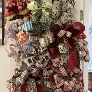 Bows of all sizes, colors, shapes - Picture 1 of 8