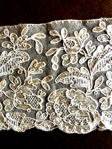 Muestra de encaje francés antiguo bronceado Alencon - Imagen 1 de 2