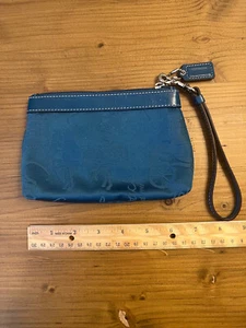 Muñequera plisada con logotipo de cochecito de caballo y carro COACH azul verde azulado RARA NUEVA CON ETIQUETAS - Imagen 1 de 6