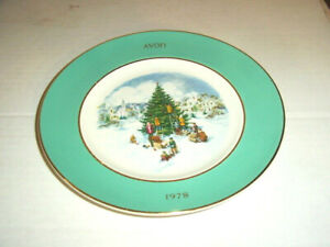 AVON CHRISTMAS PLATE 1978 "TRIMMING THE TREE'" BY ENOCH WEDGWOOD 
