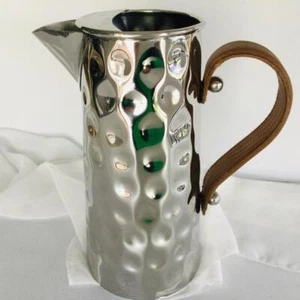 STAINLESS STEEL BOLT HAMMERED WATER JUG WITH BROWN LEATHER HANDLE 25.5 CM - Picture 1 of 4