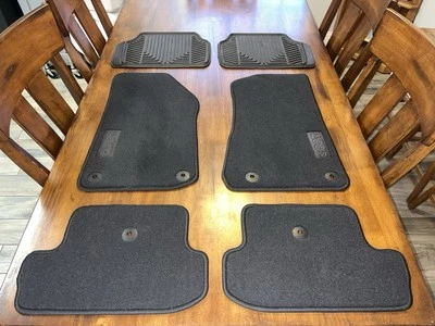 Juego de alfombrillas delanteras y traseras OEM JEEP WRANGLER JL 2 puertas (2018-2025) Foto 1 de 4