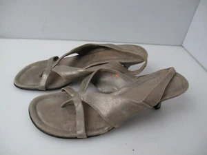 DONALD J PLINER TAUPE/METALLIC Wildleder Leder T-RIEMEN Pfennigabsätze Größe 9M - Bild 1 von 11