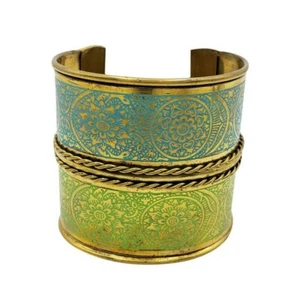 Brazalete de metal de latón enchapado en oro adornado con detalles de filigrana - Imagen 1 de 2