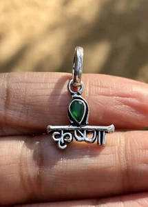 Ciondolo in argento sterling 925 Lord Krishna in sanscrito, tempio indù, puja... - Foto 1 di 5