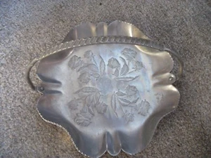 Cesta de caramelo festoneada de aluminio forjado a mano de 9,5" de colección diseño rosa mediados de siglo - Imagen 1 de 4