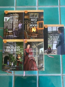 Annie's Secrets of the Quilt Mystery Series 5 book lot HC DJ - Foto 1 di 1