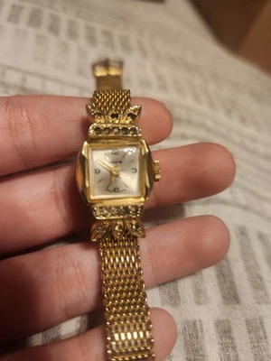 Винтажные женские часы Lucerne с бриллиантами: швейцарский механический золотистый ремешок - Изображение 1 из 4