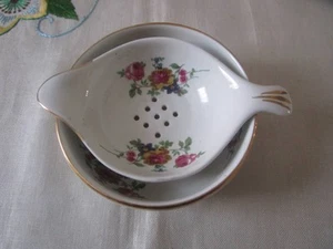 PRINKNASH POTTERY FLORAL TEA STRAINER WITH BOWL - Picture 1 of 9