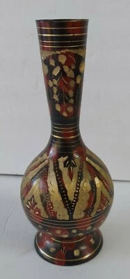Jarrón vintage de latón India flores grabadas detalles grabados negro, rojo y dorado 9 1/2 " Foto 1 de 4