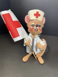 Vintage Annalee 1991 Rotes Kreuz Krankenschwester mit Flagge & Stethoskop #993291 - Bild 1 von 9