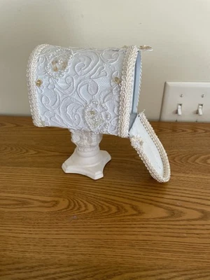 Buzón de boda de metal blanco con borde de brocado, cuentas, lentejuelas y soporte de resina Foto 1 de 4