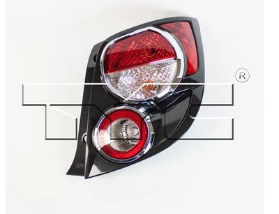 Conjunto de luces traseras laterales derechos TYC NSF para Chevrolet Sonic Hatchback modelo 2012-2016 Foto 1 de 3