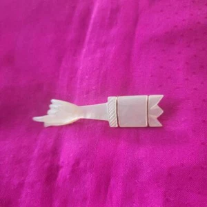 Vintage Mother Of Pearl MOP Hand Pointing Finger Brooch Pin - Picture 1 of 2