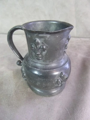 PETIT PICHET XIXe, en étain. Décor de FLEURS DE LYS. - Photo 1/4