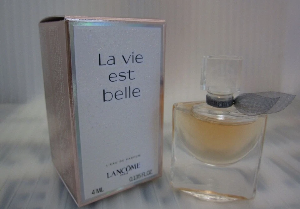 LA VIE EST BELLE por LANCOME 0,135 FL oz / 4 ml eau de parfum miniatura en caja Foto 1 de 1