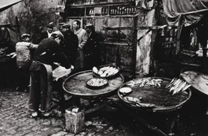 1959 JEANLOUP SIEFF Vintage Fish Market Vendor Istanbul Winter Photo Gravure Art - Picture 1 of 1