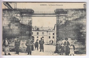 CPA SOISSON 02 - ENTREE DE LA CASERNE CHARPENTIER ARMEE ARMY SOLDAT 1908 ~C74 - Imagen 1 de 2