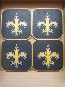 NEW ORLEANS SAINTS NFL GETRÄNK UNTERSETZER FOOTBALL 3,5" 0,2 SET 4 HITZEBESTÄNDIGE BAR - Bild 1 von 8