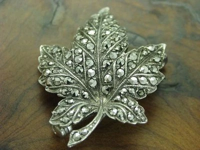 935 Argento Spilla Con Marcasite Ricoperto/Foglia Acero / Vero Argento / 5,8g - Immagine 1 di 3