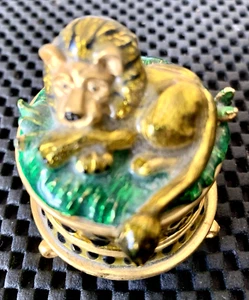 SLEEPING LION COLISEUM TWO PIECE ENAMELED METAL TRINKET PILL BOX BY LANDAU 2" - Bild 1 von 5