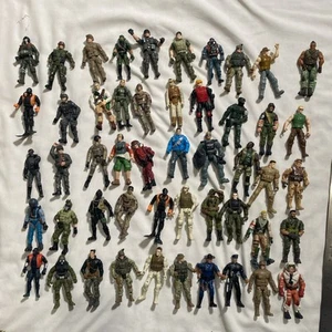 Lotto misto di 50 action figure militari varietà primo soccorritore - Foto 1 di 8