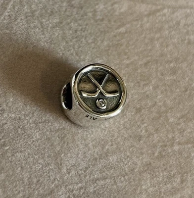 Pandora Circonita cúbica Plata Esterlina Auténtico ALE Firmado Hockey Dije 791203CZ NOS 3.6g Foto 1 de 4