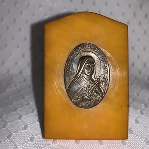 Vintage Sancta Teresia A Jusu Infante Medal on Alabaster?Marble? Made In France - Picture 1 of 11