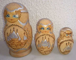 VINTAGE POUPEE RUSSE GIGOGNE 3 ELEMENTS MATRIOCHKA signé BOIS 1980 pyrogravé - Imagen 1 de 5