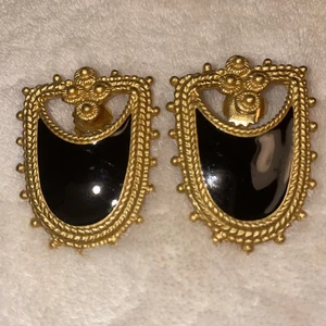 Orecchini vintage Avon 1991 tono oro traforati smalto nero - Foto 1 di 4