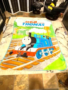 Manta Thomas the Train vintage 60" x 84" felpa suave "Go Go Thomas" - Imagen 1 de 6