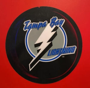 TAMPA BAY LIGHTNING Logo Ventana Luz Cubierta Placa Exhibición NHL Hockey Puck - Imagen 1 de 4